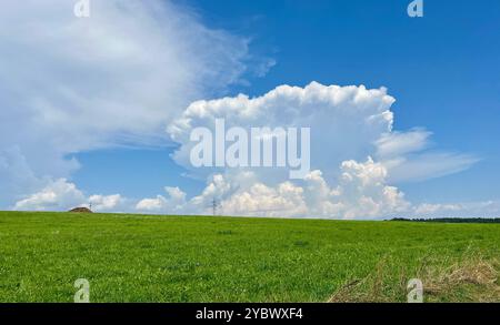 Gewitterwolken sind bei relativ gering bewoelktem Himmel leicht zu erkennen, denn sie tuermen sich kilometerweit in die Höhe. Gewitterwolken sind einfach Stockfoto