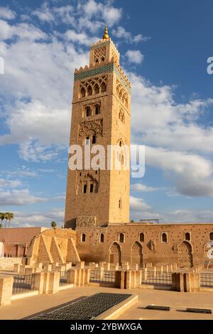 Lalla Hasna Park, grüner, gepflegter Park mit Springbrunnen, Bänken, Skulpturen, Palmen und Blumen, neben der Koutoubia Moschee Stockfoto