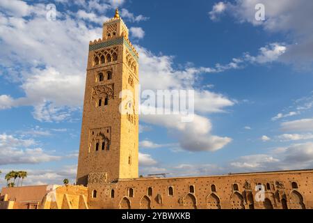 Lalla Hasna Park, grüner, gepflegter Park mit Springbrunnen, Bänken, Skulpturen, Palmen und Blumen, neben der Koutoubia Moschee Stockfoto