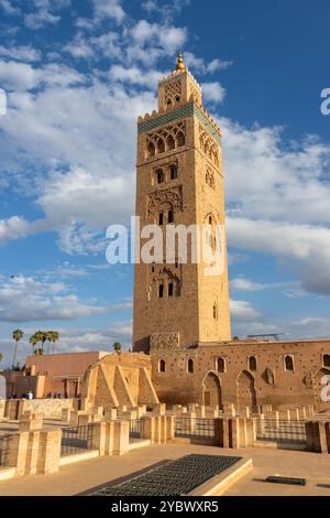 Lalla Hasna Park, grüner, gepflegter Park mit Springbrunnen, Bänken, Skulpturen, Palmen und Blumen, neben der Koutoubia Moschee Stockfoto