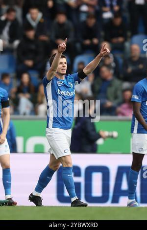 Genk, Belgien. Oktober 2024. Genks Jarne Steuckers feiert nach einem Torschuss während eines Fußballspiels zwischen KRC Genk und STVV am Sonntag, den 20. Oktober 2024 in Genk, am 11. Tag der Saison 2024-2025 der ersten Liga der „Jupiler Pro League“ der belgischen Meisterschaft. BELGA FOTO BRUNO FAHY Credit: Belga News Agency/Alamy Live News Stockfoto