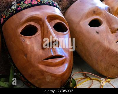 Ausstellung von Holzmasken auf einem Markt in Sardinien, Italien, während des Karnevalsfestes. Italienische Traditionen und Bräuche Stockfoto