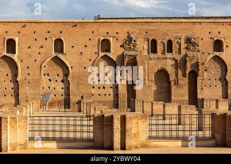 Lalla Hasna Park, grüner, gepflegter Park mit Springbrunnen, Bänken, Skulpturen, Palmen und Blumen, neben der Koutoubia Moschee Stockfoto