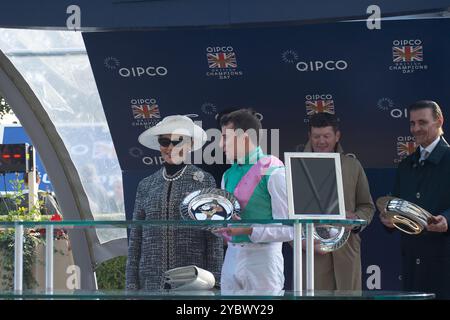 Ascot, Berkshire, Großbritannien. Oktober 2024. Präsentationen Der Gewinner. KALPANA, geritten von Jockey William Buick, gewinnt beim QIPCO British Champions Fillies & Mares Stakes, Group 1, British Champions Series, Class 1 auf der Ascot Racecourse in Berkshire beim QIPCO British Champions Day 2024. Besitzer Juddmonte, Trainer Andrew Balding, Züchter Juddmonte Farms Ltd, Sponsor Juddmonte Farms Inc Stockfoto