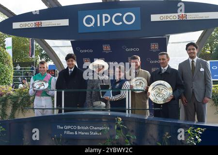 Ascot, Berkshire, Großbritannien. Oktober 2024. Präsentationen Der Gewinner. KALPANA, geritten von Jockey William Buick, gewinnt beim QIPCO British Champions Fillies & Mares Stakes, Group 1, British Champions Series, Class 1 auf der Ascot Racecourse in Berkshire beim QIPCO British Champions Day 2024. Besitzer Juddmonte, Trainer Andrew Balding, Züchter Juddmonte Farms Ltd, Sponsor Juddmonte Farms Inc Stockfoto