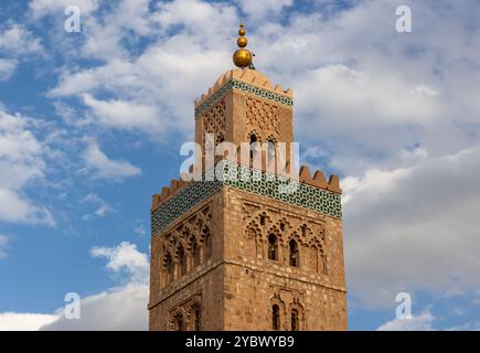 Lalla Hasna Park, grüner, gepflegter Park mit Springbrunnen, Bänken, Skulpturen, Palmen und Blumen, neben der Koutoubia Moschee Stockfoto