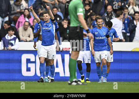 Genks Jarne Steuckers feiert nach einem Torschuss während eines Fußballspiels zwischen KRC Genk und STVV am Sonntag, den 20. Oktober 2024 in Genk, am 11. Tag der Saison 2024-2025 der ersten Liga der „Jupiler Pro League“ der belgischen Meisterschaft. BELGA FOTO JOHAN EYCKENS Stockfoto