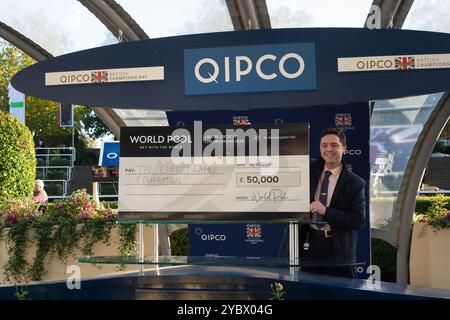 Ascot, Berkshire, Großbritannien. Oktober 2024. Ein Scheck über 50.000 £ für die Christy Lambe Foundation beim QIPCO British Champions Day auf der Ascot Racecourse in Berkshire. Quelle: Maureen McLean/Alamy Live News Stockfoto