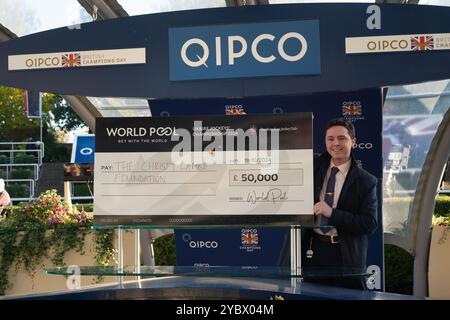 Ascot, Berkshire, Großbritannien. Oktober 2024. Ein Scheck über 50.000 £ für die Christy Lambe Foundation beim QIPCO British Champions Day auf der Ascot Racecourse in Berkshire. Quelle: Maureen McLean/Alamy Live News Stockfoto