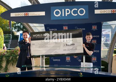 Ascot, Berkshire, Großbritannien. Oktober 2024. Ein Scheck über 50.000 £ für die Christy Lambe Foundation beim QIPCO British Champions Day auf der Ascot Racecourse in Berkshire. Quelle: Maureen McLean/Alamy Live News Stockfoto