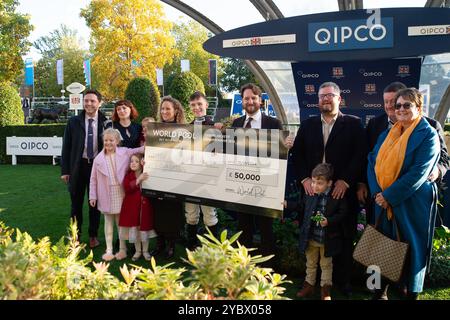 Ascot, Berkshire, Großbritannien. Oktober 2024. Ein Scheck über 50.000 £ für die Christy Lambe Foundation beim QIPCO British Champions Day auf der Ascot Racecourse in Berkshire. Quelle: Maureen McLean/Alamy Live News Stockfoto