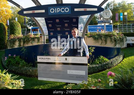 Ascot, Berkshire, Großbritannien. Oktober 2024. Frankie McDonald erhielt einen Scheck über 4.000 £ für Pferd Anmaat beim QIPCO British Champions Day auf der Ascot Racecourse in Berkshire. Quelle: Maureen McLean/Alamy Live News Stockfoto