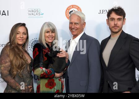 LOS ANGELES, KALIFORNIEN - 19. OKTOBER: Courtney Prather, Pam Dawber, Mark Harmon, Sean Harmon bei der Wags & Walks Gala 2024 im Taglyan Complex am 19. Oktober 2024 in Los Angeles, Kalifornien. Credit Faye Sadou/MediaPunch Credit: MediaPunch Inc/Alamy Live News Stockfoto