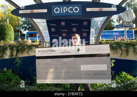 Ascot, Berkshire, Großbritannien. Oktober 2024. Frankie McDonald erhielt einen Scheck über 4.000 £ für Pferd Anmaat beim QIPCO British Champions Day auf der Ascot Racecourse in Berkshire. Quelle: Maureen McLean/Alamy Live News Stockfoto