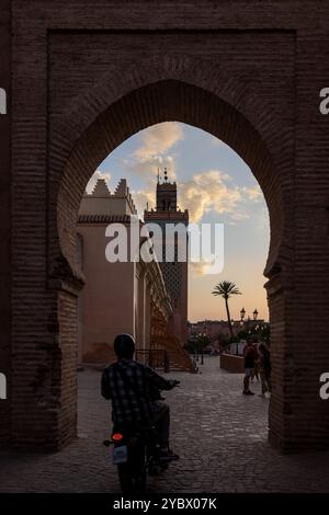 Die Kasbah-Moschee (arabisch مسجد القصبة), auch bekannt als Moulay al-Yazid-Moschee, ist eine historische Moschee in Marrakesch, Marokko. Traditioneller Bogengang Stockfoto