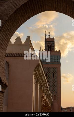 Die Kasbah-Moschee (arabisch مسجد القصبة), auch bekannt als Moulay al-Yazid-Moschee, ist eine historische Moschee in Marrakesch, Marokko. Traditioneller Bogen Stockfoto