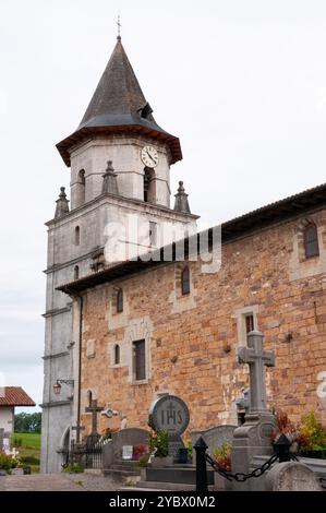 Kirche Notre-Dame-de-l’Assomption, Dorf Ainhoa, gelistet als eines der schönsten Dörfer Frankreichs, Baskenland, Pyrenäen-Atlantiques (64); F Stockfoto
