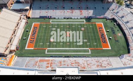 Blick auf das University of Illinois Memorial Stadium, das Heimstadion des Fußballteams NCAA Fighting Illini. Stockfoto