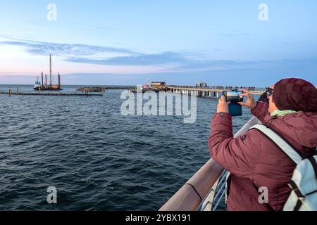 Fest eröffnet: Seebrücke und Inselhafen im Ostseebad Prerow - 16.10.2024: Mit einer Lichtshow wurde die Seebrücke und der Inselhafen im Ostseebad Prerow am 16.10.2024 festlich eröffnet. Damit ist die 720 Meter lange Brücke die längste an der Ostsee. Im Hafen gibt es 50 Liegeplätze, unter anderem für Sportboote sowie für Fischerboote. Hier ist auch der Seenotrettungskreuzer NIS RANDERS der Deutschen Gesellschaft zur Rettung Schiffbrüchiger DGzRS stationiert. Prerow Seebrücke Mecklenburg-Vorpommern Deutschland *** feierliche Eröffnung des Piers und des Inselhafens im Ostseebad Pre Stockfoto