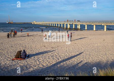 Fest eröffnet: Seebrücke und Inselhafen im Ostseebad Prerow - 16.10.2024: Mit einer Lichtshow wurde die Seebrücke und der Inselhafen im Ostseebad Prerow am 16.10.2024 festlich eröffnet. Damit ist die 720 Meter lange Brücke die längste an der Ostsee. Im Hafen gibt es 50 Liegeplätze, unter anderem für Sportboote sowie für Fischerboote. Hier ist auch der Seenotrettungskreuzer NIS RANDERS der Deutschen Gesellschaft zur Rettung Schiffbrüchiger DGzRS stationiert. Hauptübergang 18 Mecklenburg-Vorpommern Deutschland *** feierliche Eröffnung des Piers und des Inselhafens im Ostseebad Pre Stockfoto