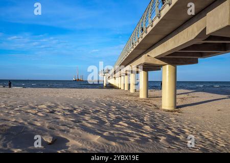 Fest eröffnet: Seebrücke und Inselhafen im Ostseebad Prerow - 16.10.2024: Mit einer Lichtshow wurde die Seebrücke und der Inselhafen im Ostseebad Prerow am 16.10.2024 festlich eröffnet. Damit ist die 720 Meter lange Brücke die längste an der Ostsee. Im Hafen gibt es 50 Liegeplätze, unter anderem für Sportboote sowie für Fischerboote. Hier ist auch der Seenotrettungskreuzer NIS RANDERS der Deutschen Gesellschaft zur Rettung Schiffbrüchiger DGzRS stationiert. Hauptübergang 18 Mecklenburg-Vorpommern Deutschland *** feierliche Eröffnung des Piers und des Inselhafens im Ostseebad Pre Stockfoto