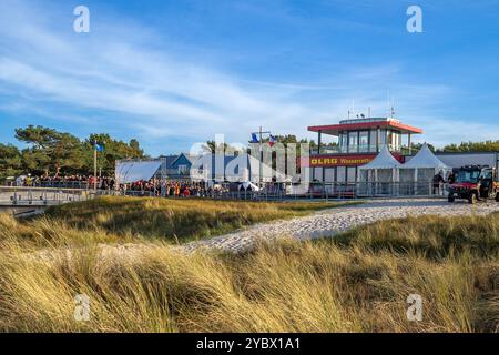 Fest eröffnet: Seebrücke und Inselhafen im Ostseebad Prerow - 16.10.2024: Mit einer Lichtshow wurde die Seebrücke und der Inselhafen im Ostseebad Prerow am 16.10.2024 festlich eröffnet. Damit ist die 720 Meter lange Brücke die längste an der Ostsee. Im Hafen gibt es 50 Liegeplätze, unter anderem für Sportboote sowie für Fischerboote. Hier ist auch der Seenotrettungskreuzer NIS RANDERS der Deutschen Gesellschaft zur Rettung Schiffbrüchiger DGzRS stationiert. Hauptübergang 18 Mecklenburg-Vorpommern Deutschland *** feierliche Eröffnung des Piers und des Inselhafens im Ostseebad Pre Stockfoto