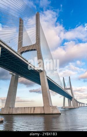 Die beeindruckende Vasco da Gama-Brücke erstreckt sich über den Tejo und bietet moderne Technik und eine malerische Aussicht auf Lissabon. Stockfoto