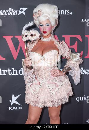 Tarzana, Usa. Oktober 2024. TARZANA, LOS ANGELES, KALIFORNIEN, USA – 19. OKTOBER: Amber Rose kommt in Amberween an – eine Amber Rose Birthday Party, die am 19. Oktober 2024 in einer Privatresidenz in Tarzana, Los Angeles, Kalifornien, USA stattfindet. (Foto: Xavier Collin/Image Press Agency) Credit: Image Press Agency/Alamy Live News Stockfoto