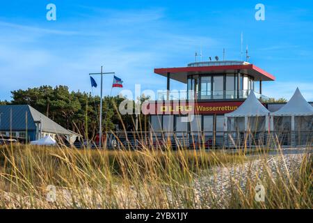 Fest eröffnet: Seebrücke und Inselhafen im Ostseebad Prerow - 16.10.2024: Mit einer Lichtshow wurde die Seebrücke und der Inselhafen im Ostseebad Prerow am 16.10.2024 festlich eröffnet. Damit ist die 720 Meter lange Brücke die längste an der Ostsee. Im Hafen gibt es 50 Liegeplätze, unter anderem für Sportboote sowie für Fischerboote. Hier ist auch der Seenotrettungskreuzer NIS RANDERS der Deutschen Gesellschaft zur Rettung Schiffbrüchiger DGzRS stationiert. Hauptübergang 18 Mecklenburg-Vorpommern Deutschland *** feierliche Eröffnung des Piers und des Inselhafens im Ostseebad Pre Stockfoto