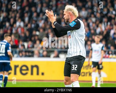 Philipp Strompf (SSV Ulm 1846, #32) applaudiert seinen Mannschaftskollegen, GER, SSV Ulm 1846 vs. Karlsruher SC, Fussball, 2. Bundesliga, Spielzeit 2024/2025, 20.10.2024, DFB/DFL-Vorschriften verbieten jede Verwendung von Fotografien als Bildsequenzen und/oder Quasi-Video. Foto: EIBNER/Michael Schmidt Stockfoto