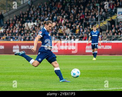 Sebastian Jung (Karlsruher SC, #02) schiesst aufs Tor, GER, SSV Ulm 1846 vs. Karlsruher SC, Fussball, 2. Bundesliga, Spielzeit 2024/2025, 20.10.2024, DFB/DFL-Vorschriften verbieten jede Verwendung von Fotografien als Bildsequenzen und/oder Quasi-Video. Foto: EIBNER/Michael Schmidt Stockfoto