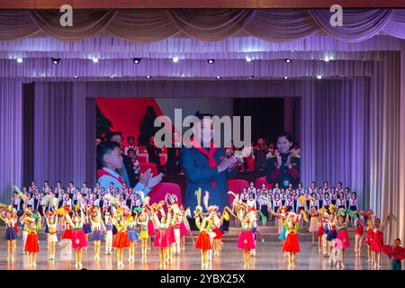 Pjöngjang, Nordkorea - 10. November 2016: Kinder zeigen ihre Talente im Kinderpalast in Pjöngjang, während sie energisch auftreten Stockfoto