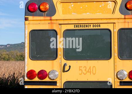 Rückansicht eines abgenutzten und verblassten Schulbusses Stockfoto