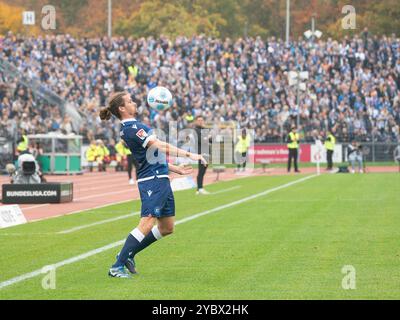 Sebastian Jung (Karlsruher SC, #02) nimmt den Ball elegant an, GER, SSV Ulm 1846 vs. Karlsruher SC, Fussball, 2. Bundesliga, Spielzeit 2024/2025, 20.10.2024, DFB/DFL-Vorschriften verbieten jede Verwendung von Fotografien als Bildsequenzen und/oder Quasi-Video. Foto: EIBNER/Michael Schmidt Stockfoto