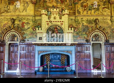 Der William Burges Kamin in der Festsaal von Cardiff Castle, Wales, Großbritannien Stockfoto