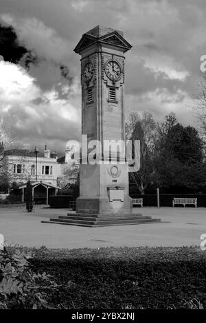 Das Clock Tower Memorial in Jephson Gardens, Royal Leamington Spa, Warwickshire, England, Großbritannien, 1925 erbaut und dem ehemaligen Bürgermeister William gewidmet Stockfoto