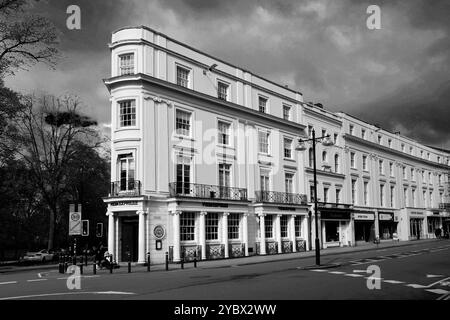 Neoklassizistische Architektur entlang der Parade, Royal Leamington Spa, Warwickshire, England, Großbritannien Stockfoto