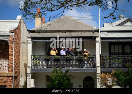 Sydney, Australien. Oktober 2024. Die Bewohner von North Sydney beobachteten von ihrem Balkon aus den ersten öffentlichen Auftritt der Royals. König Charles und Königin Camilla hatten ihren ersten öffentlichen Auftritt in Sydney, als der Besuch der Royals in Australien begann. Sie trafen sich vor der St. Thomas Anglican Church in North Sydney, nachdem sie einen Gottesdienst besucht hatten. Ihre Majesties werden vom 18. Bis 23. Oktober 2024 in Australien sein, und die Reise markiert König Karls ersten Besuch in Australien als Sovereign. Quelle: SOPA Images Limited/Alamy Live News Stockfoto