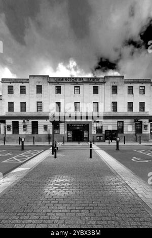 Das Art Deco entwarf das Bahnhofsgebäude im Royal Leamington Spa in Warwickshire, England, Großbritannien Stockfoto