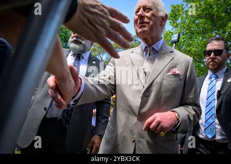 Sydney, Australien. Oktober 2024. König Charles begrüßt die Öffentlichkeit auf dem Rasen vor der St. Thomas Anglican Church. König Charles und Königin Camilla hatten ihren ersten öffentlichen Auftritt in Sydney, als der Besuch der Royals in Australien begann. Sie trafen sich vor der St. Thomas Anglican Church in North Sydney, nachdem sie einen Gottesdienst besucht hatten. Ihre Majesties werden vom 18. Bis 23. Oktober 2024 in Australien sein, und die Reise markiert König Karls ersten Besuch in Australien als Sovereign. Quelle: SOPA Images Limited/Alamy Live News Stockfoto