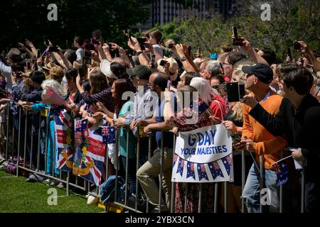 Sydney, Australien. Oktober 2024. Die Massen, die sehnsüchtig auf den ersten öffentlichen Auftritt der Royals warteten. König Charles und Königin Camilla hatten ihren ersten öffentlichen Auftritt in Sydney, als der Besuch der Royals in Australien begann. Sie trafen sich vor der St. Thomas Anglican Church in North Sydney, nachdem sie einen Gottesdienst besucht hatten. Ihre Majesties werden vom 18. Bis 23. Oktober 2024 in Australien sein, und die Reise markiert König Karls ersten Besuch in Australien als Sovereign. Quelle: SOPA Images Limited/Alamy Live News Stockfoto