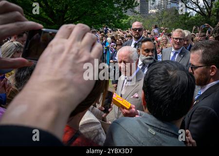 Sydney, Australien. Oktober 2024. König Charles begrüßt die Öffentlichkeit auf dem Rasen vor der St. Thomas Anglican Church. König Charles und Königin Camilla hatten ihren ersten öffentlichen Auftritt in Sydney, als der Besuch der Royals in Australien begann. Sie trafen sich vor der St. Thomas Anglican Church in North Sydney, nachdem sie einen Gottesdienst besucht hatten. Ihre Majesties werden vom 18. Bis 23. Oktober 2024 in Australien sein, und die Reise markiert König Karls ersten Besuch in Australien als Sovereign. Quelle: SOPA Images Limited/Alamy Live News Stockfoto