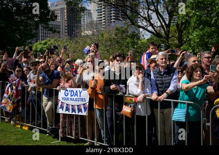 Sydney, Australien. Oktober 2024. Die Massen, die sehnsüchtig auf den ersten öffentlichen Auftritt der Royals warteten. König Charles und Königin Camilla hatten ihren ersten öffentlichen Auftritt in Sydney, als der Besuch der Royals in Australien begann. Sie trafen sich vor der St. Thomas Anglican Church in North Sydney, nachdem sie einen Gottesdienst besucht hatten. Ihre Majesties werden vom 18. Bis 23. Oktober 2024 in Australien sein, und die Reise markiert König Karls ersten Besuch in Australien als Sovereign. Quelle: SOPA Images Limited/Alamy Live News Stockfoto