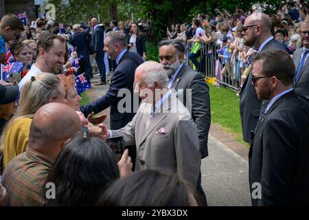Sydney, Australien. Oktober 2024. König Charles begrüßt die Öffentlichkeit auf dem Rasen vor der St. Thomas Anglican Church. König Charles und Königin Camilla hatten ihren ersten öffentlichen Auftritt in Sydney, als der Besuch der Royals in Australien begann. Sie trafen sich vor der St. Thomas Anglican Church in North Sydney, nachdem sie einen Gottesdienst besucht hatten. Ihre Majesties werden vom 18. Bis 23. Oktober 2024 in Australien sein, und die Reise markiert König Karls ersten Besuch in Australien als Sovereign. Quelle: SOPA Images Limited/Alamy Live News Stockfoto