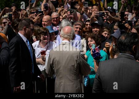 Sydney, Australien. Oktober 2024. König Charles begrüßt die Öffentlichkeit auf dem Rasen vor der St. Thomas Anglican Church. König Charles und Königin Camilla hatten ihren ersten öffentlichen Auftritt in Sydney, als der Besuch der Royals in Australien begann. Sie trafen sich vor der St. Thomas Anglican Church in North Sydney, nachdem sie einen Gottesdienst besucht hatten. Ihre Majesties werden vom 18. Bis 23. Oktober 2024 in Australien sein, und die Reise markiert König Karls ersten Besuch in Australien als Sovereign. Quelle: SOPA Images Limited/Alamy Live News Stockfoto
