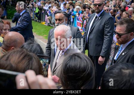 Sydney, Australien. Oktober 2024. König Charles begrüßt die Öffentlichkeit auf dem Rasen vor der St. Thomas Anglican Church. König Charles und Königin Camilla hatten ihren ersten öffentlichen Auftritt in Sydney, als der Besuch der Royals in Australien begann. Sie trafen sich vor der St. Thomas Anglican Church in North Sydney, nachdem sie einen Gottesdienst besucht hatten. Ihre Majesties werden vom 18. Bis 23. Oktober 2024 in Australien sein, und die Reise markiert König Karls ersten Besuch in Australien als Sovereign. Quelle: SOPA Images Limited/Alamy Live News Stockfoto