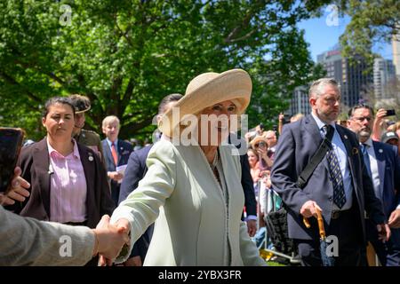 Sydney, Australien. Oktober 2024. Königin Camilla wird auf dem Rasen vor der St. Thomas Anglican Church begrüßt. König Charles und Königin Camilla hatten ihren ersten öffentlichen Auftritt in Sydney, als der Besuch der Royals in Australien begann. Sie trafen sich vor der St. Thomas Anglican Church in North Sydney, nachdem sie einen Gottesdienst besucht hatten. Ihre Majesties werden vom 18. Bis 23. Oktober 2024 in Australien sein, und die Reise markiert König Karls ersten Besuch in Australien als Sovereign. Quelle: SOPA Images Limited/Alamy Live News Stockfoto