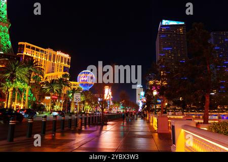 Las Vegas, Nevada - 13. April 2024: Lebhafter Las Vegas Strip bei Nacht mit leuchtenden Lichtern, Palmen und Menschenmassen, die die Unterhaltungsszene genießen Stockfoto