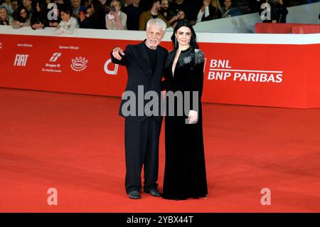 Michele Placido mit Ehefrau Federica Vincenti bei der Premiere des Kinofilms 'Eterno visionario' auf dem 19. Internationales Filmfestival von Rom / Festa del Cinema di Roma 2024 im Auditorium Parco della Musica. Rom, 19.10.2024 Stockfoto