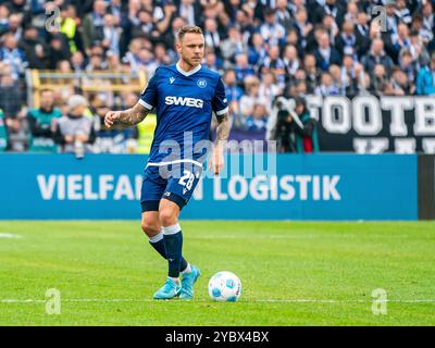 Marcel Franke (Karlsruher SC, #28) am Ball, GER, SSV Ulm 1846 vs. Karlsruher SC, Fussball, 2. Bundesliga, Spielzeit 2024/2025, 20.10.2024, DFB/DFL-Vorschriften verbieten jede Verwendung von Fotografien als Bildsequenzen und/oder Quasi-Video. Foto: EIBNER/Michael Schmidt Stockfoto